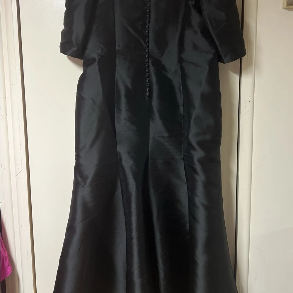Black Ruched Sweetheart Gown with Cuffed 3/4 Sleeves - Picture 3 of 4